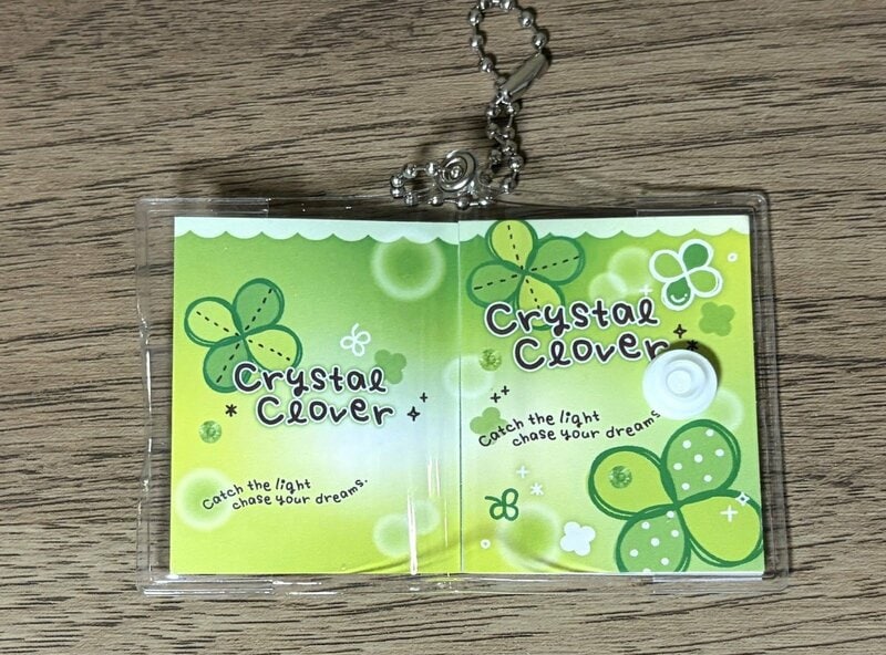 セリア、豆本キーホルダー プロフィール帳 クリスタルクローバー柄、筆者撮影写真
