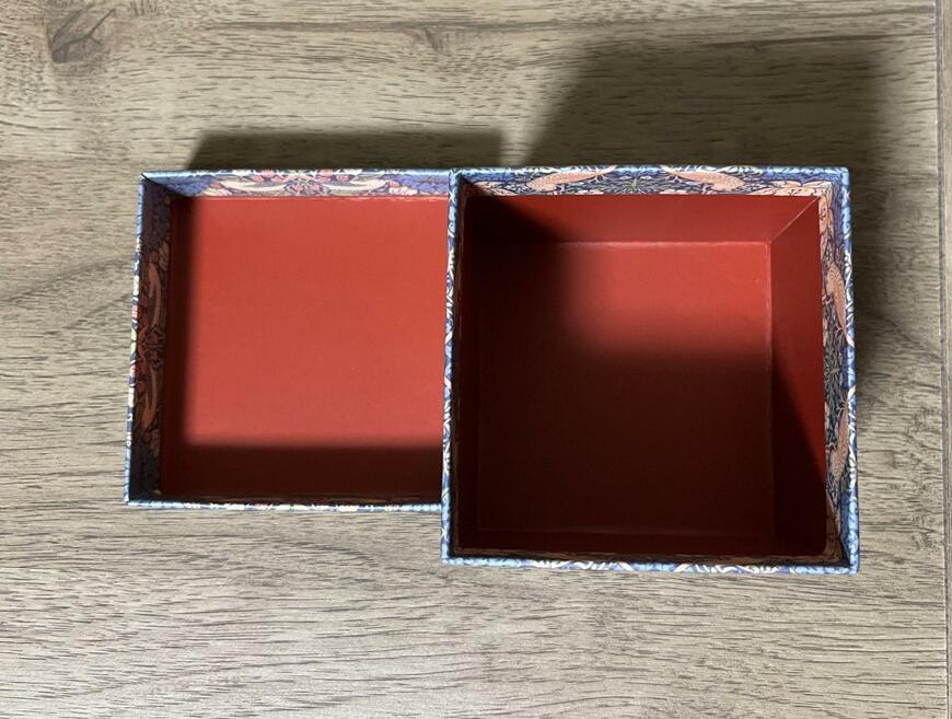 筆者撮影（セリア、ペーパーボックス キューブ 小 マスターピースコレクション/WM）