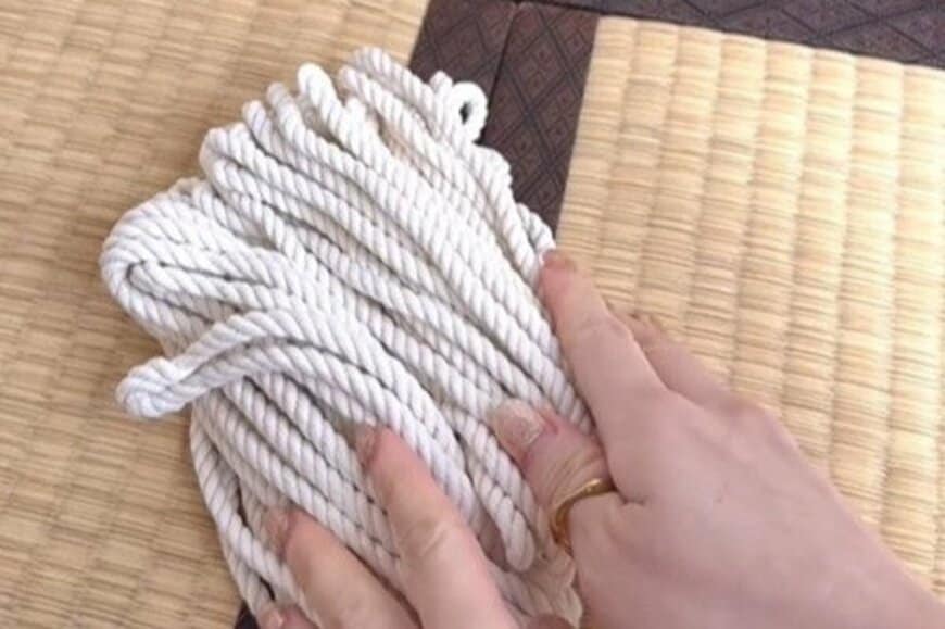 天才的な発想に思わず目を疑う　普通のロープをくるくる巻くだけで作れる「おしゃれラグ」がすごすぎる…