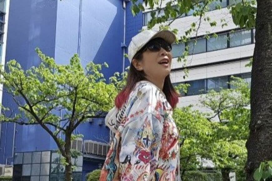 【69歳マダム】のBBQコーデがかっこよすぎる…　遊び心あふれる着こなしに「パーカー可愛い」「ゴージャスな絵柄」
