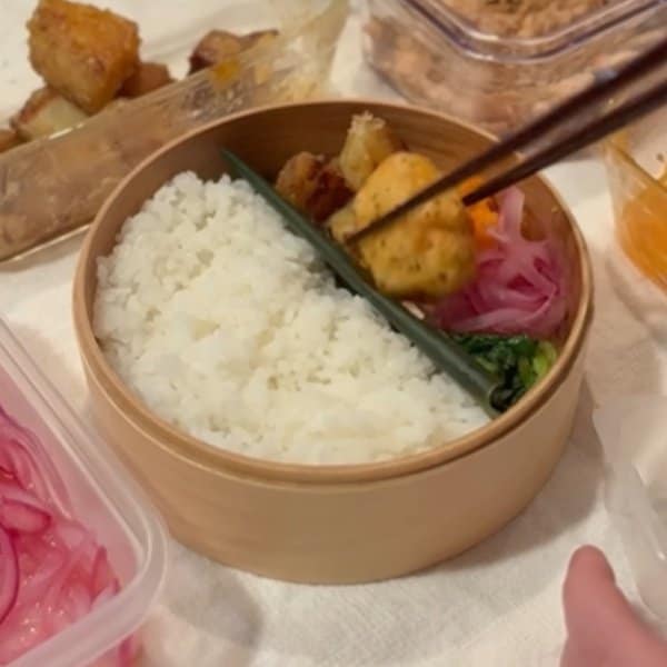 鮭マヨをメインおかずにした、夫への手作り弁当アイデア。色とりどりのおかずを丁寧に詰め込み、食欲をそそる彩り豊かで美しい見栄えに仕上げた実用的な盛り付け術