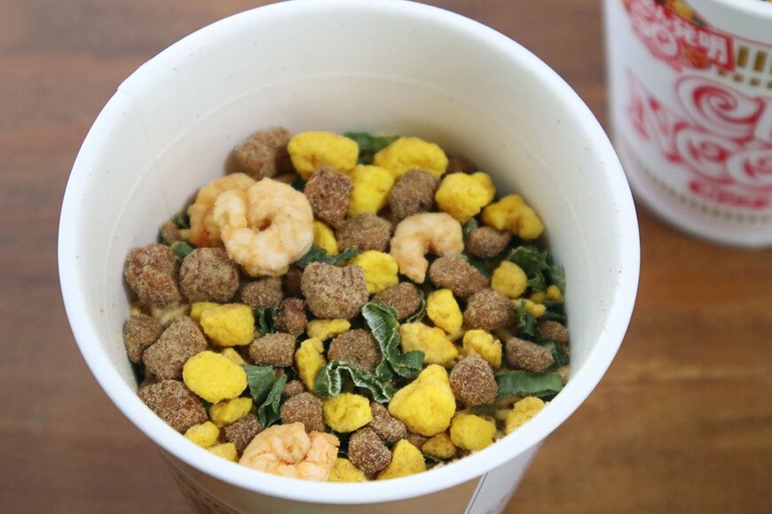 セブンイレブンのPB『たっぷり具材の醤油ヌードル』。エビ以外のかやく量では勝ります