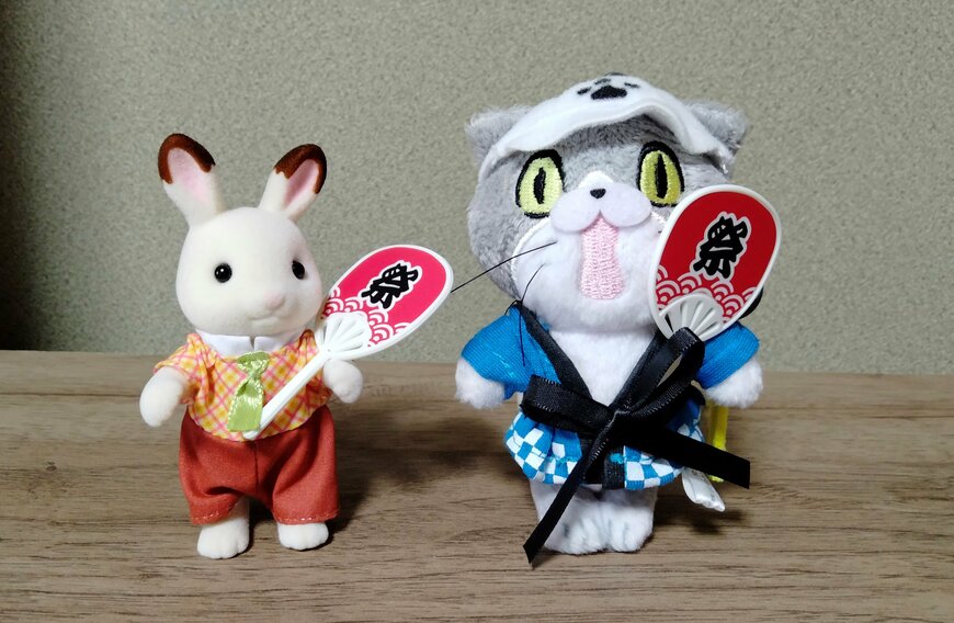 筆者撮影（セリア、ぬい用お祭りうちわ 2P ヲタコレ・ぬい用はっぴ ヲタコレ）