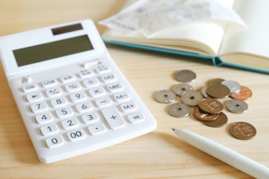 【年金生活者支援給付金】対象となる所得基準を超え「92万6500円」までの場合には「補足的」で給付金を支給へ。免除期間がある人は段差に注意