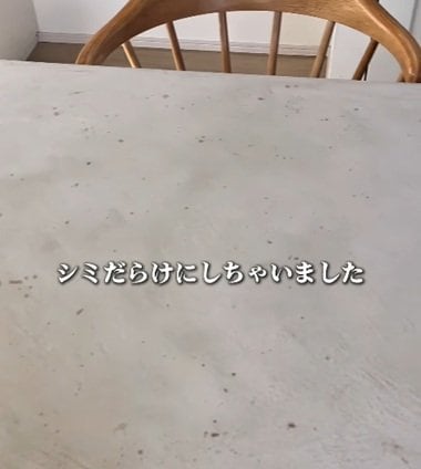 シミだらけの〈モールテックスのテーブル〉が…　敷くだけの簡単DIYで〈高級感あふれるスタイリッシュな食卓〉に