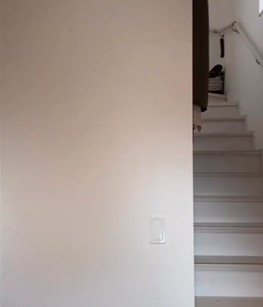 「これやりたい！」建売住宅〈狭小玄関の壁〉→黒背景×木目スラットウォールで〈ホテルライクな上質エントランス〉に雰囲気ガラリ！