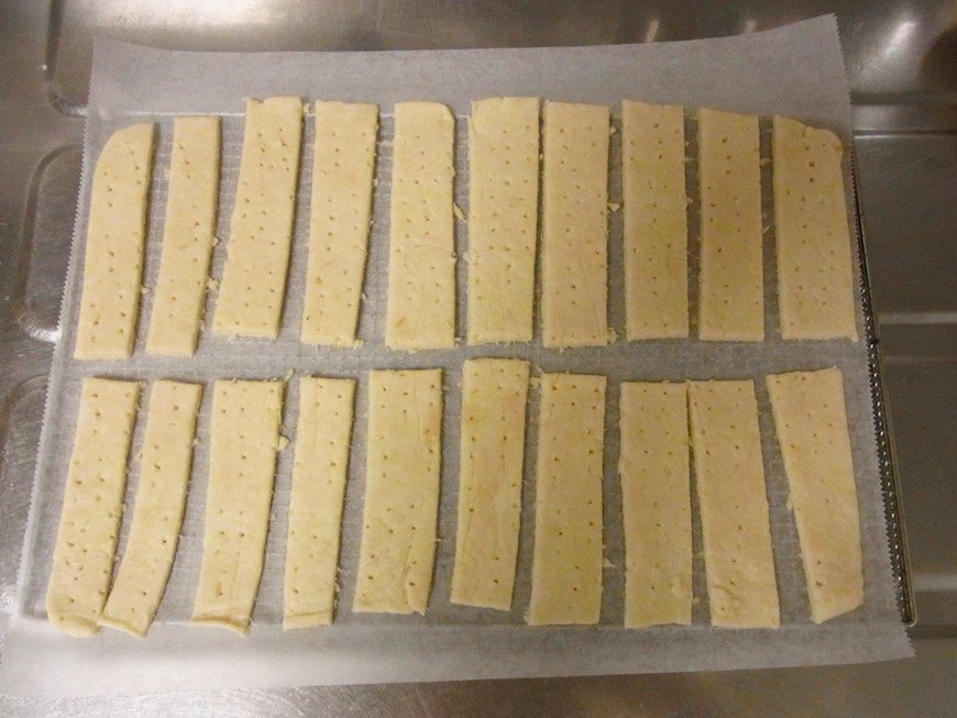 食べやすい大きさに切り、オーブンシートの上にのせる。