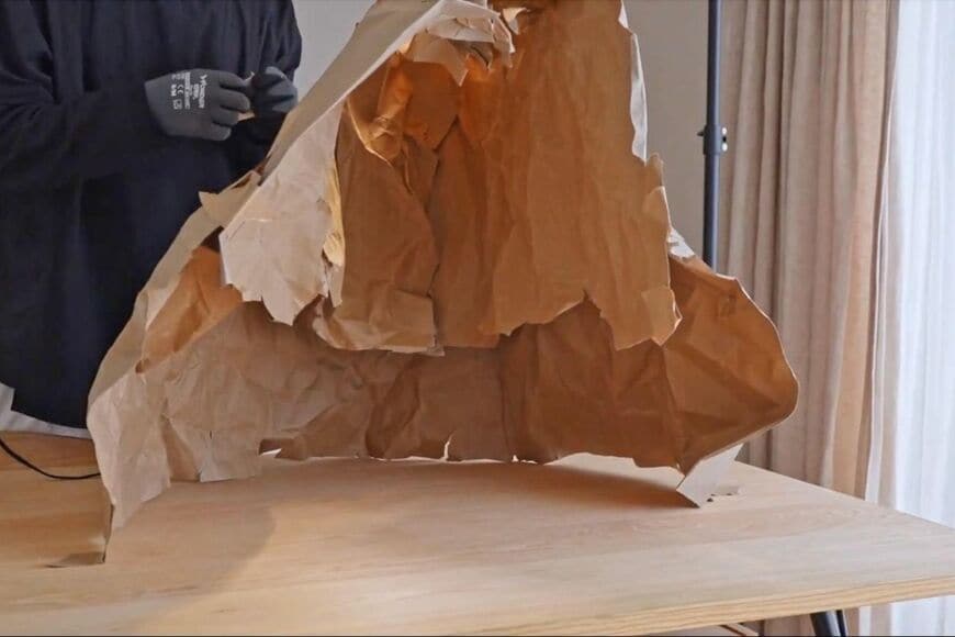 【臨場感が半端じゃない】紙袋を使った「フィギュア撮影テクニック」　完成度の高さに仰天