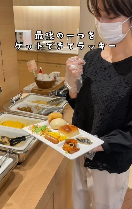 出所：@superhotel_official「スーパーホテルがお届けするホテルあるある朝食ver.よっしゃー」