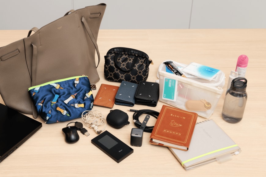 篠田氏が持ち歩いている荷物。トートバッグだと肩にかかる負担は大きい