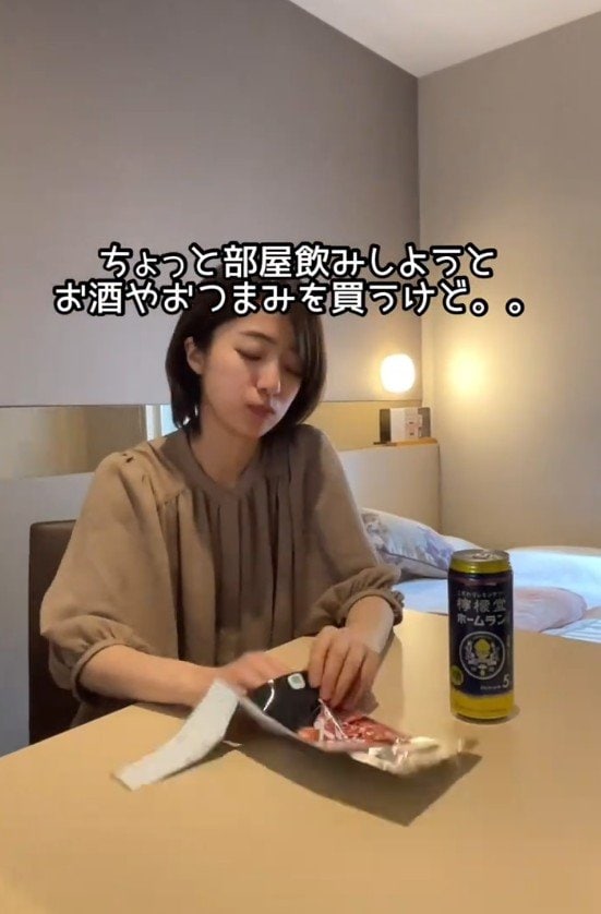 部屋飲みをする宿泊客