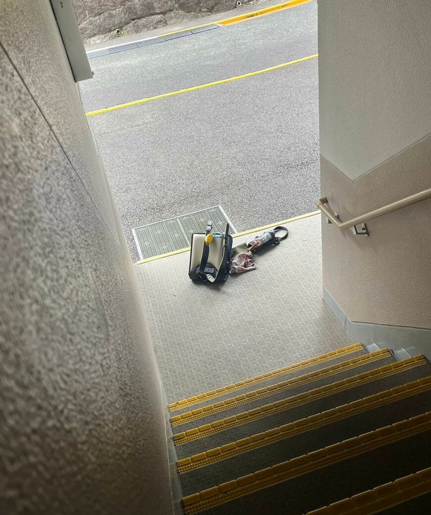 家の前の道路に残されたランドセル