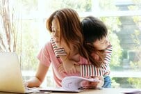 親と同居しないシングルマザーは約7割。なぜ実家に頼らないの？