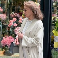 【91歳マダム】が着こなす“トレンチコート”　優雅な「丸の内お散歩コーデ」に「女優さんみたい」の声