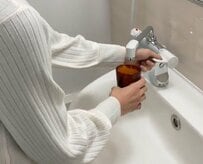 ホテルの洗面所の水道水を飲むのは気になる？「買うから飲まない」「ホテルにもよるかな」との声も