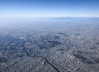 東京を飛行機から撮影すると…約3000m上空からの「巨大都市と富士山」の写真に「我が家も写ってる！」