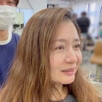 「行ってみな」娘に後押しされた女性が“レイヤー”で劇的変身！上品な姿に「女優さんみたい」と反響