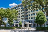 富山市役所に並べられた「3つのマンホール蓋」が話題　「もう芸術作品だね」「良いなあ」