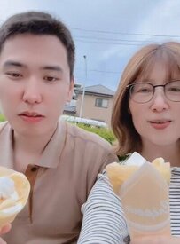 【33歳差カップル】クレープを頬張る2人…58歳彼女の「お茶目な姿」に25歳彼氏も思わず笑顔