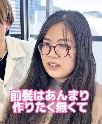 かなりボリュームがあるロングヘアの女性