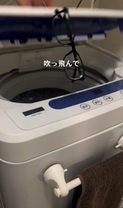 落下するメガネ