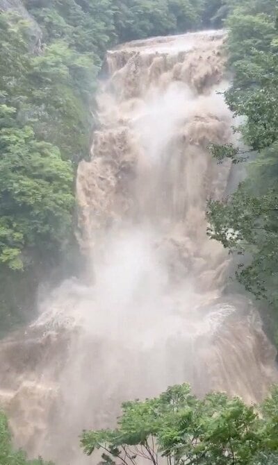 激しい水しぶき