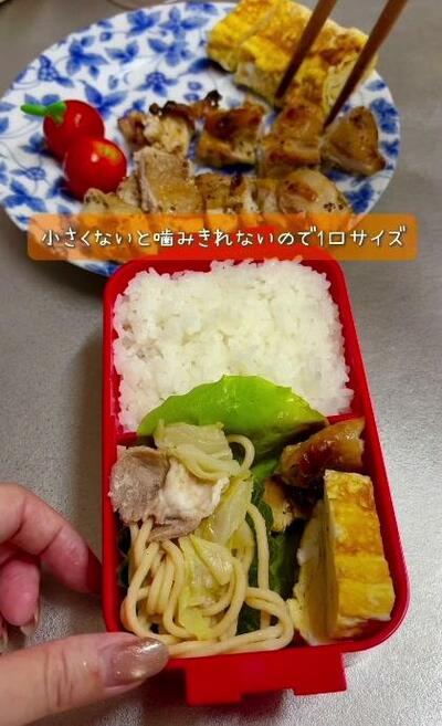 1口サイズの鶏肉のグリルを詰めていくところ