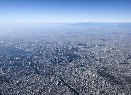 東京を飛行機から撮影すると…約3000m上空からの「巨大都市と富士山」の写真に「我が家も写ってる！」