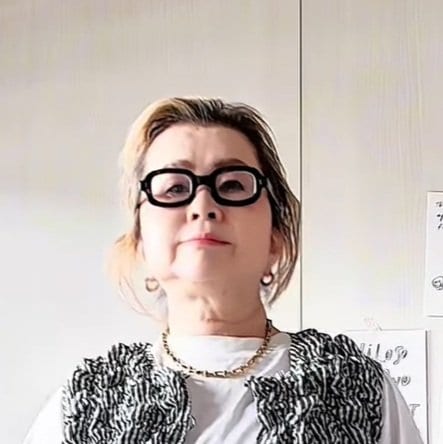 ZARAのバレルパンツを取り入れた60代マダム。丸みがある独特のシルエットを活かしてコーディネートをまとめた着こなしに「全部かっこいい」「参考にする！」
