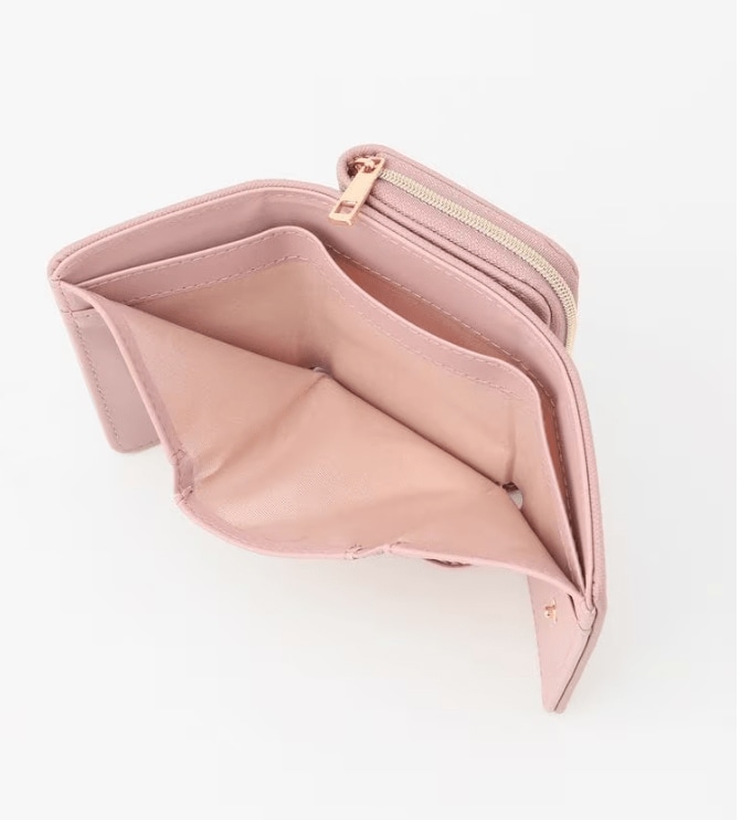 札入れや仕切り付きの小銭入れ、カード入れが付き