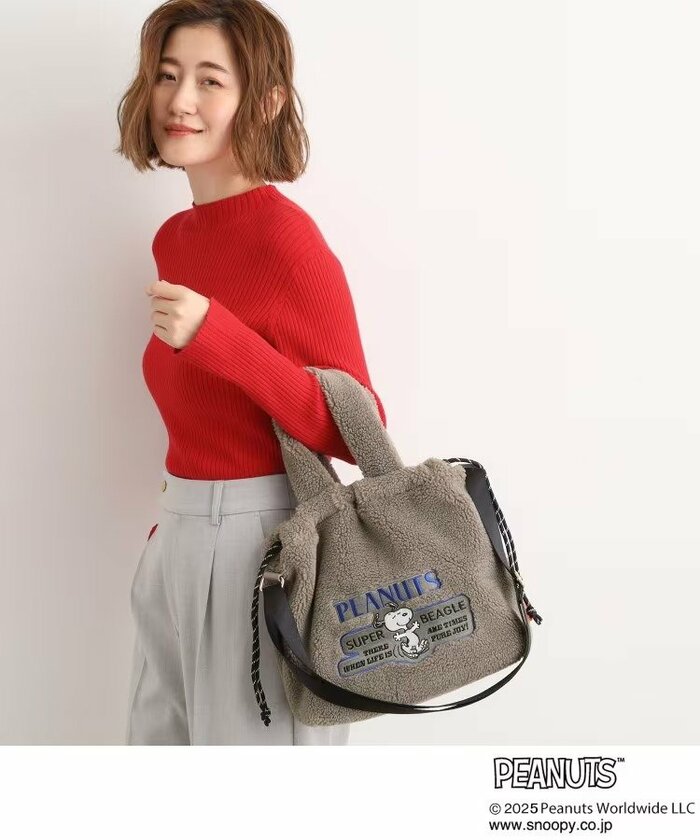 内側には3つのポケットが付いており、小物の整理もばっちり