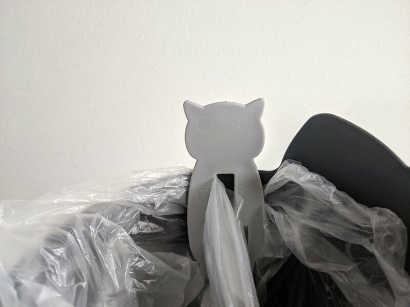 セリア「ねこ型ごみ袋ストッパー2個組」 筆者撮影写真