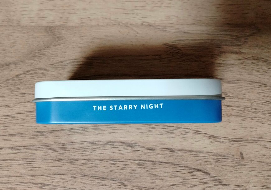 筆者撮影（ダイソー、スクエア缶（ゴッホ））