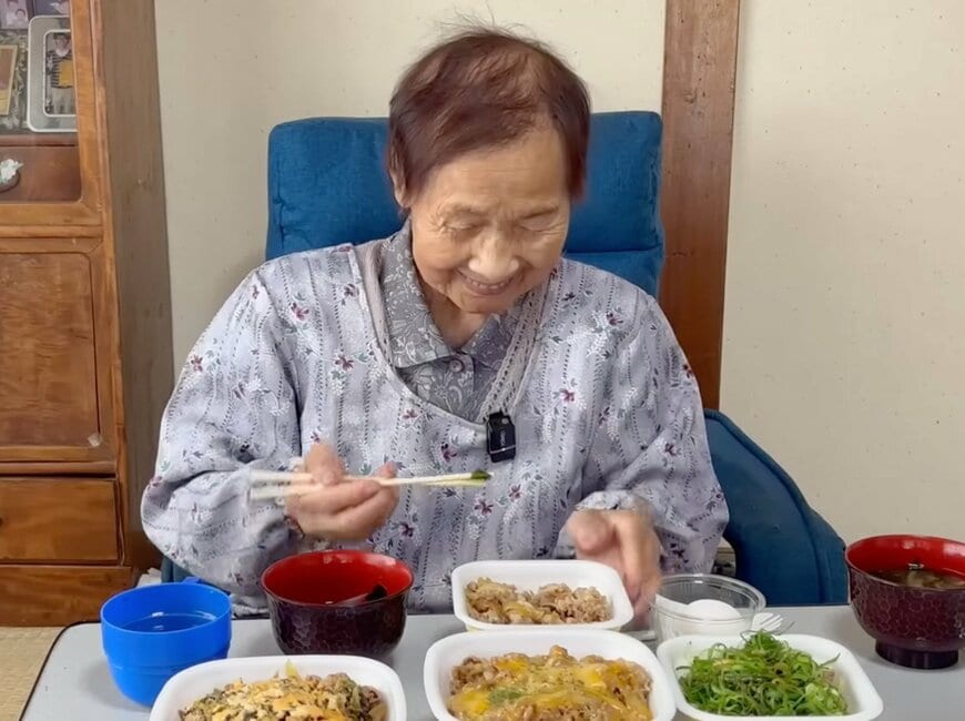 【94歳】長寿おばあちゃんが牛丼を堪能！見事な食べっぷりに「元気な証拠だね」の声