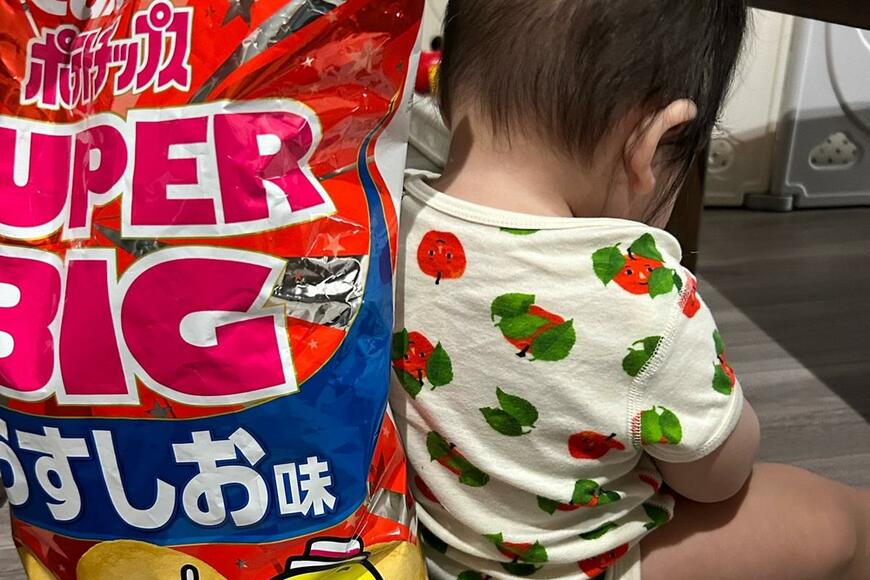 ゼロ歳児の「座高と同じポテトチップス」を記念に撮ったXポストに目を疑う