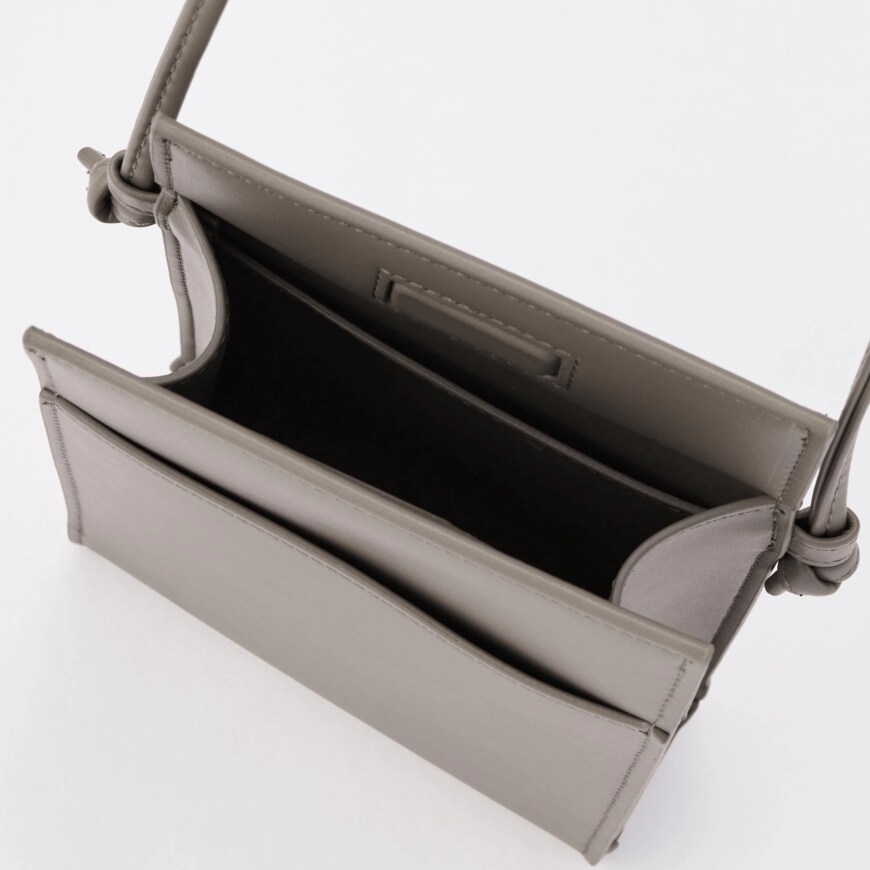 出所：ユニクロ　レザータッチミニツールショルダーバッグ