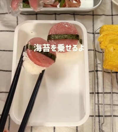 新婚の妻が夫に作る〈ソーセージおにぎり弁当〉4つ並んだおにぎりが目を引き、手作りおかずもたっぷり詰まった、見た目でも楽しめるお弁当