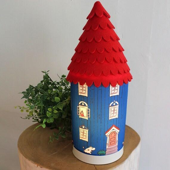 出所：ニトリ公式通販ニトリネット ムーミンハウス テーブルランプ(レッド)