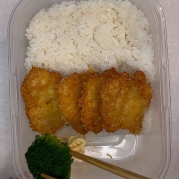 【タッパー弁当】ご飯の段差に茶色いおかずをIN！卵焼きは卵2個分の〈ボリューム満点弁当〉の彩りが綺麗