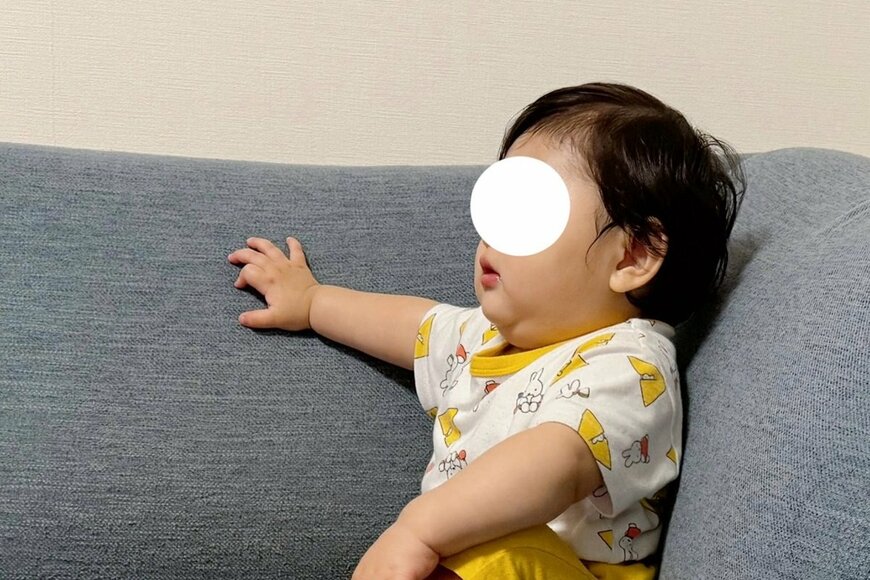 ゼロ歳児の「貫禄があり過ぎる」くつろぎ姿を激写した写真にXユーザー爆笑