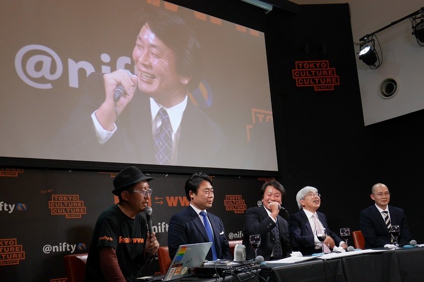 気づけば登壇者全員が赤ワイン…。何杯目？という人も。