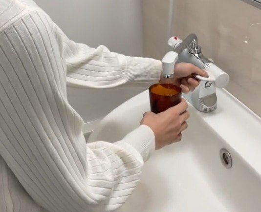 ホテルの洗面所の水道水を飲むのは気になる？「買うから飲まない」「ホテルにもよるかな」との声も