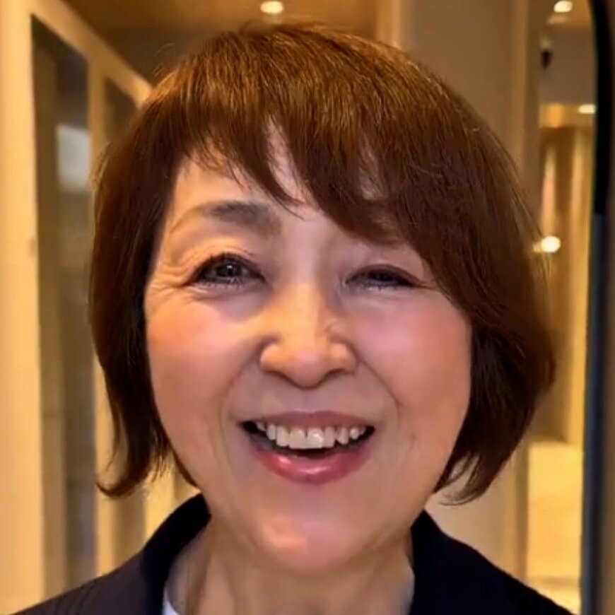 【カット術】丸みのあるショートボブの女性が「軽やかショートヘア」へ。トップはふんわり、襟足はキュッとタイトに収め、計算されたシルエットを構築した似合わせ術