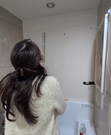 築30年中古マンションの〈洗面所〉→ホテルライクを目指して設置した鏡で〈高級感あふれる空間〉に大変身！反響続々