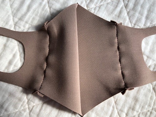 しまむら『のびのび 洗える フィットマスク（フリル付き）2枚入り』中は…（筆者撮影）