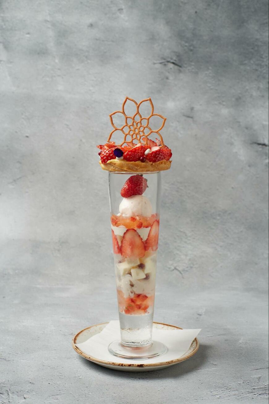 出所：株式会社バルニバービ「ストロベリーチーズケーキをイメージした苺パフェに手毬のようなモンブラン。東京ミッドタウン日比谷のレストラン「DRAWING HOUSE OF HIBIYA」にて1/13（土）より冬スイーツがお目見え」（2024年1月12日）PR TIMES 