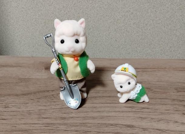 筆者撮影（山田化学株式会社、ミニチュア ショベル＆ヘルメット）