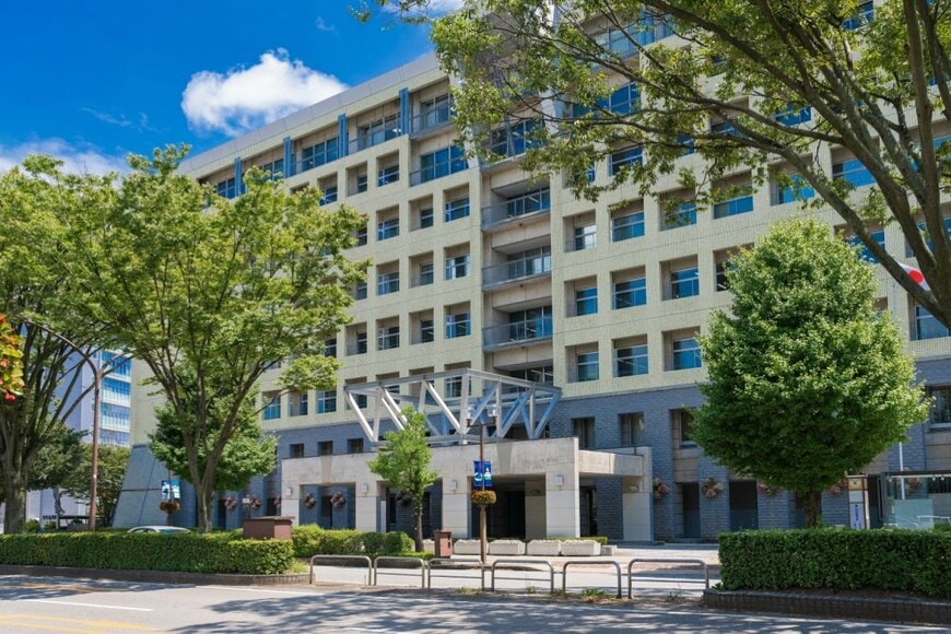 富山市役所に並べられた「3つのマンホール蓋」が話題　「もう芸術作品だね」「良いなあ」