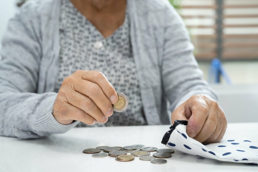 「年金生活が苦しい…」年金生活者支援給付金とは。月額14万円でも受けられるか
