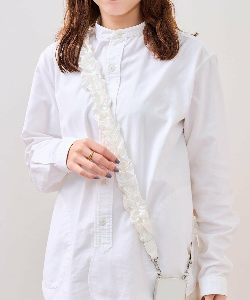 3COINS公式　フリルメタリックスマホショルダー